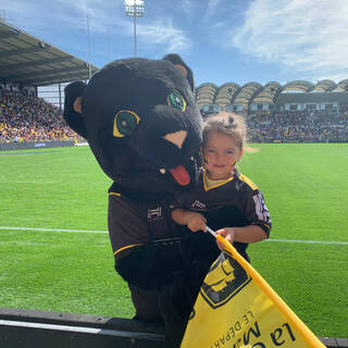 Câlin avec la mascotte !