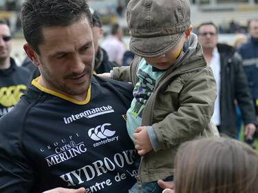 Benjamin Ferrou signe des autographes à la fin du match